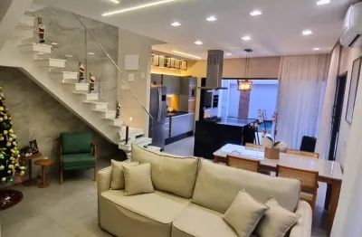 Sobrado à venda, porteira fechada, 3 quartos sendo duas suítes, escritório, bicicletário, 3 banheiros, piscina, perto do mar, ar condicionado inverter em todos os ambientes