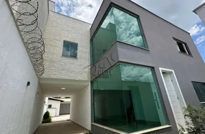 Casa com 4 quartos (2 sts) - 234 m² de área construída - Belvedere - Governador Valadares/MG