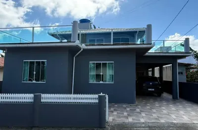 Casa a 3 km do centro de garopaba e praias com grande área de lazer