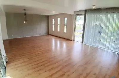 Casa com 3 quartos e piscina em são francisco - niterói