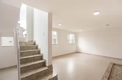 Sobrado triplex 3 quartos, sendo 2 suítes, com laminado e garagem.