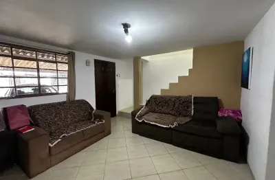 Casa em condomínio- bairro alto com 03 quartos. excelente localização.