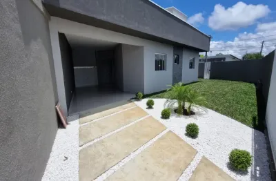 Casa térrea com 02 dormitórios, fino acabamento e garagem coberta.