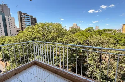 Apartamento com sacada espaçosa e vista para a praça - centro