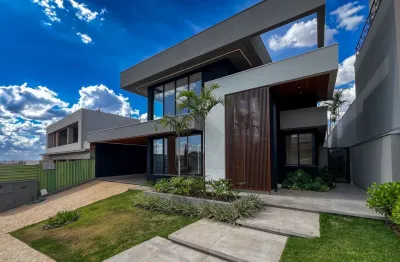 Casa no cond. terras de siena com 3 suítes, escritório reversível para 4a. , térrea e com acabamento impecável