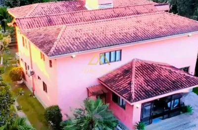 Seu refúgio exclusivo no coração de aldeia! casa espetacular com 6 suítes e 4.000m² de natureza.