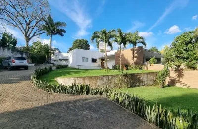 Vendo essa confortável e elegante casa, em condomínio de luxo.