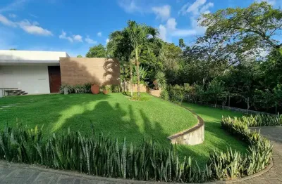 Vendo essa confortável e elegante casa, em condomínio de luxo.