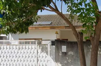 Imóvel de alto padrão à venda em <cidade> - 3 quartos, 1 suíte, 2 salas, 3 banheiros, 2 vagas, 295m² de área.