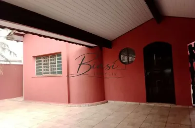 Casa à venda em Caçapava-SP, Jardim Primavera: 2 quartos, 1 suíte, 1 sala, 3 banheiros, 4 vagas de garagem, 180m² de área.