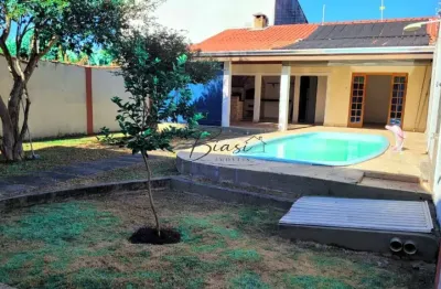 Excelente casa no Jardim Terras de São João / 04 quartos sendo 03 suítes / Piscina aquecida / Área gourmet / 408 m² de terreno / 180 m² de área constr