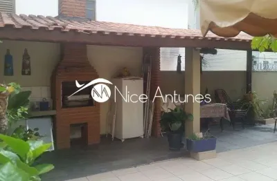 Excelente sobrado esquina isolado... Local residencial....