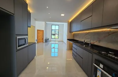 Casa térrea com 3 dormitórios, sendo 1 suite, cozinha gourmet planejada no condomínio colinas do sol em tremembé-sp