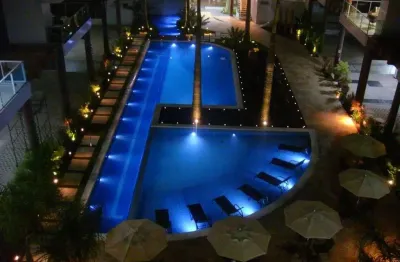 Apartamento mobiliado com 03 dormitórios com piscina na praia do centro de bombinhas