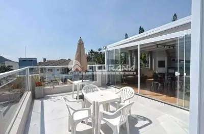 Cobertura duplex com vista mar, com 02 dormitórios, localizado na avenida de bombinhas.