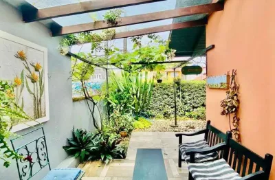 Excelente casa a venda na praia do centro de bombinhas, mobiliada, com 03 dormitórios, garagem, a 500 metros da praia.