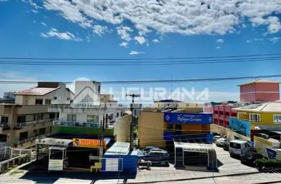 Apartamento com 03 dormitórios, com vista parcial mar, localizado na avenida principal do centro de bombinhas/sc