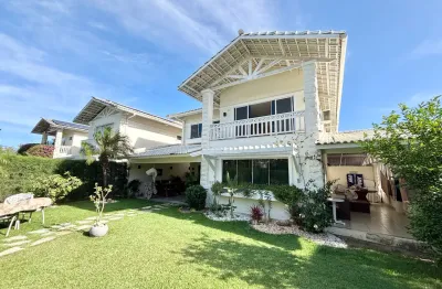 Belíssima Casa duplex em condomínio fechado,Próximo Av. Washington Soares.