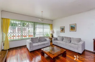 Casa com 4 quartos à venda na rua matias josé bins, 514, três figueiras, porto alegre, 442 m2 por r$ 1.586.000