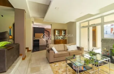 Casa em condomínio fechado com 4 quartos à venda na rua otávio faria, 6, teresópolis, porto alegre, 331 m2 por r$ 1.823.000