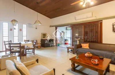 Casa com 3 quartos à venda na rua cariri, 201, vila assunção, porto alegre, 266 m2 por r$ 1.550.000