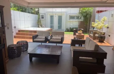 Casa com 3 quartos à venda na rua mampituba, 132, ipanema, porto alegre, 218 m2 por r$ 1.380.000
