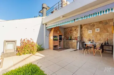 Casa com 3 quartos à venda na rua professor fernando carneiro, 290, três figueiras, porto alegre, 360 m2 por r$ 1.790.000