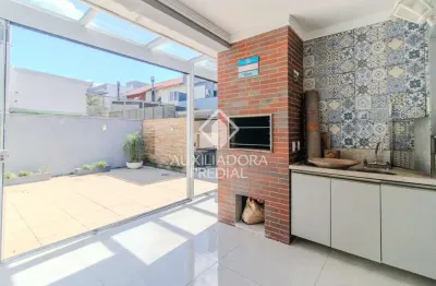 Casa com 3 quartos à venda na rua ivo walter kern, 320, hípica, porto alegre, 133 m2 por r$ 740.000