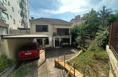 Casa com 3 quartos à venda na rua germano petersen júnior, 577, auxiliadora, porto alegre, 201 m2 por r$ 1.401.000
