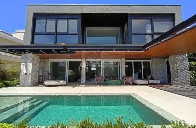 Casa em condomínio fechado com 5 quartos à venda na central, 2500, atlântida, xangri-lá, 487 m2 por r$ 5.200.000