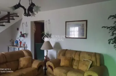 Casa em condomínio fechado com 3 quartos à venda na rua primeiro de maio, 57, partenon, porto alegre, 201 m2 por r$ 550.000