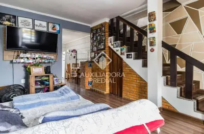 Casa com 2 quartos à venda na rua amaury silveira, 368, mário quintana, porto alegre, 110 m2 por r$ 380.000