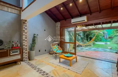 Casa em condomínio fechado com 3 quartos à venda na rua conde da figueira, 553, vila jardim, porto alegre, 375 m2 por r$ 1.790.000
