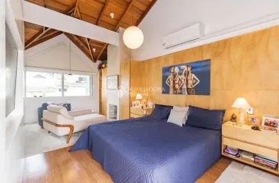 Casa em condomínio fechado com 3 quartos à venda na rua joão caetano, 717, três figueiras, porto alegre, 324 m2 por r$ 3.600.000