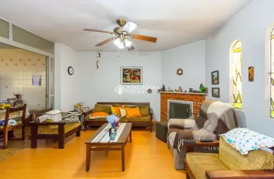 Casa com 3 quartos à venda na rua doutor barbosa gonçalves, 261, chácara das pedras, porto alegre, 250 m2 por r$ 1.915.000
