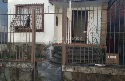 Casa com 3 quartos à venda na rua artur fabião carneiro, 35, passo da areia, porto alegre, 250 m2 por r$ 750.000