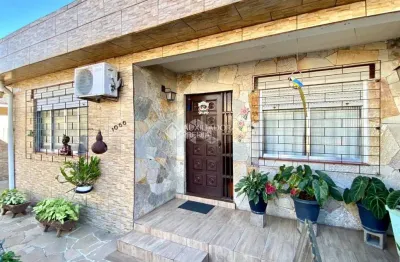 Casa com 3 quartos à venda na rua padre hildebrando, 1056, santa maria goretti, porto alegre, 160 m2 por r$ 599.000