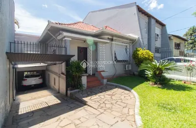 Casa com 2 quartos à venda na rua eurico lara, 516, medianeira, porto alegre, 188 m2 por r$ 660.000