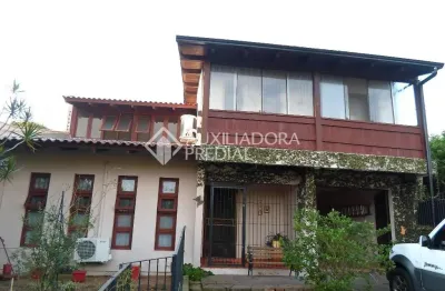 Casa em condomínio fechado com 3 quartos à venda na avenida guarujá, 140, guarujá, porto alegre, 235 m2 por r$ 750.000