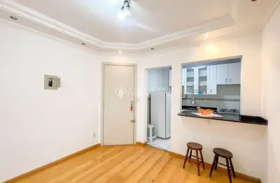 Apartamento com 2 quartos para alugar na rua duque de caxias, 1379, centro histórico, porto alegre, 43 m2 por r$ 1.700