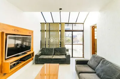 Casa em condomínio fechado com 3 quartos para alugar na rua luiz voelcker, 740, três figueiras, porto alegre, 209 m2 por r$ 16.000