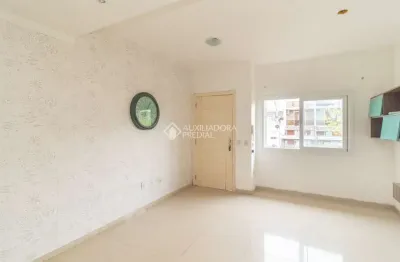 Casa com 2 quartos para alugar na rua doutor cláudio walter ferreira da silva, 74, guarujá, porto alegre, 137 m2 por r$ 3.500