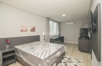 Kitnet / stúdio para alugar na rua senhor dos passos, 154, centro histórico, porto alegre, 27 m2 por r$ 2.300