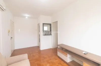 Apartamento com 3 quartos para alugar na rua professor álvaro alvim, 450, rio branco, porto alegre, 65 m2 por r$ 1.900