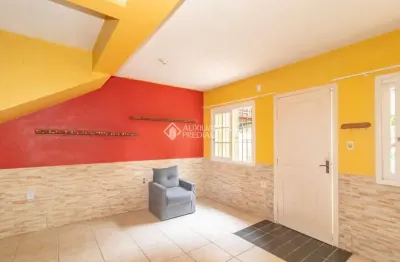 Casa em condomínio fechado com 4 quartos para alugar na rua dos guananas, 117, espírito santo, porto alegre, 117 m2 por r$ 2.000