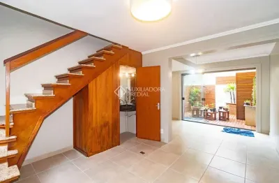 Casa em condomínio fechado com 2 quartos para alugar na avenida josé aloísio filho, 801, humaitá, porto alegre, 77 m2 por r$ 2.100