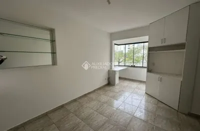Apartamento com 2 quartos para alugar na rua comissário bergmann, 107, rubem berta, porto alegre, 61 m2 por r$ 1.650