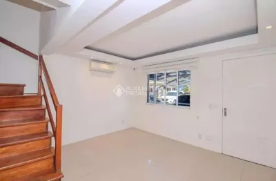 Casa em condomínio fechado com 2 quartos para alugar na avenida josé aloísio filho, 889, humaitá, porto alegre, 77 m2 por r$ 2.490