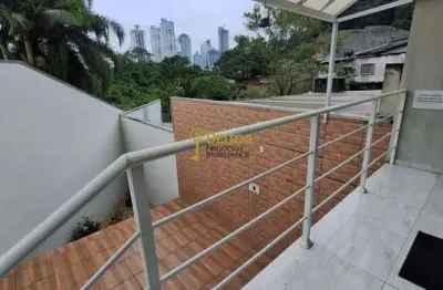 Sobrado 100% mobiliado e automatizado com 2 suítes e 2 vagas de garagem, por r$ 720.000,00 - fazenda - itajaí/sc