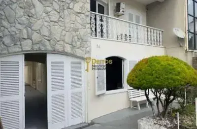 Casa mobiliada em itajaí, fazenda - 03 dormitórios, suíte, área gourmet, 04 vagas de garagem
